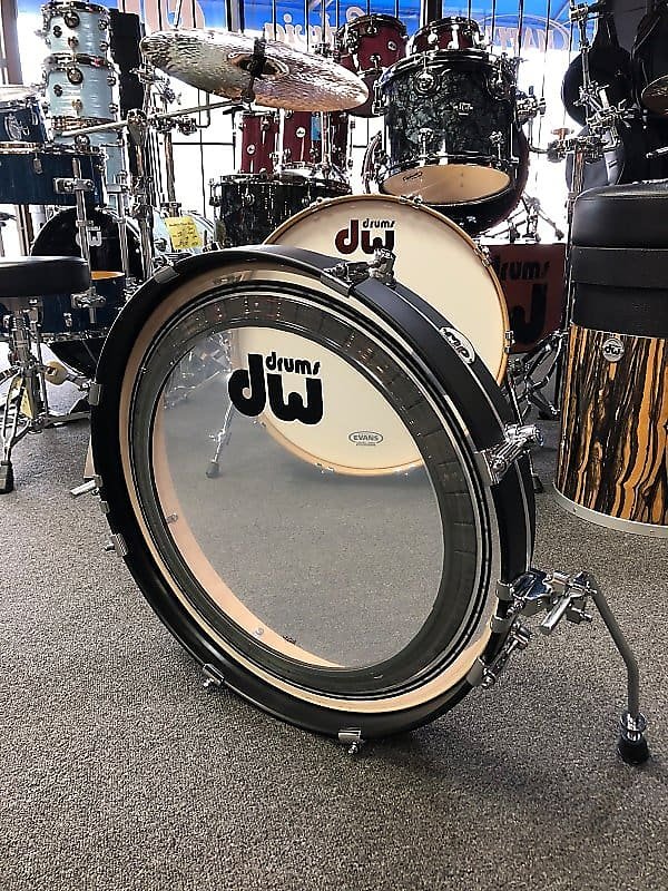 DW DDBD0320BLCR Bombo tipo panqueque de 3 x 20" de la serie Design en negro satinado con espuelas de sujeción de aro